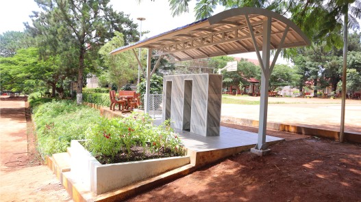 Trinkwasserstellen für Schüler:innen und Lehrkräfte in einer Schule.