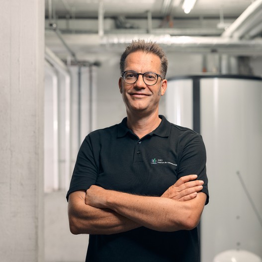 Porträt Carsten Freitag, Geschäftsführer MfG Mehrwert für Gebäudetechnik GmbH und zertifizierter Sachverständiger für Trinkwasserhygiene