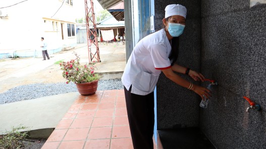 Trinkwasser für Patienten, Angehörige und Krankenhauspersonal.