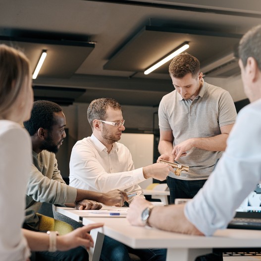 Un groupe de personnes mixte discute et symbolise la naissance de la vision KEMPER | Groupe Kemper